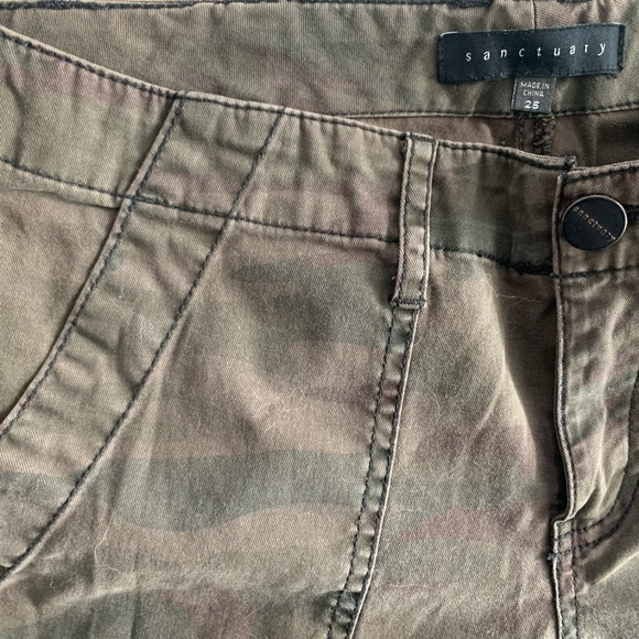 SANCTUARY Peace Trooper Camo jogger pants with side zipper at the hem. Size 25 - Picture 4 of 14